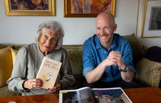 Bildet viser Aud Oftestad og Johan Mjønes.