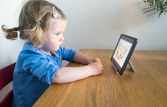 Småbarn som ser på en Ipad-skjerm