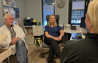 Fastlege Holgeir Skjeie og sykepleier Sissel Høgeli fører en avsluttende samtale med pasienter som har vært behandlet av henne. De håper sykepleierne på legesentre igjen får egne takster.