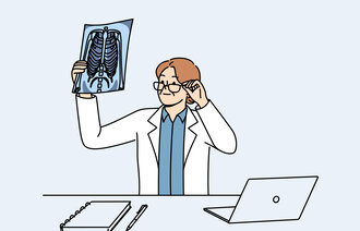 Illustrasjonen viser en lege som holder opp et røntgenbilde.