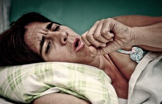 Bildet viser en dame som er syk med tuberkulose