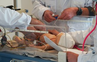 Bildet viser masterstudenter i barnesykepleie som simulerer