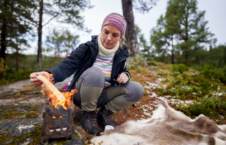 Karen Bjørk som tenner bål
