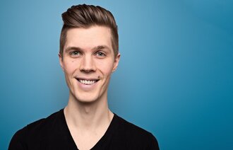 Bildet viser et portrett av Tom Bråten