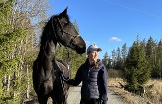 Bildet viser Maria-Cecilie Husby sammen med hest og hund
