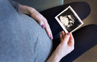 Bildet viser magen til en gravid kvinne og ultralydbilde av et foster.