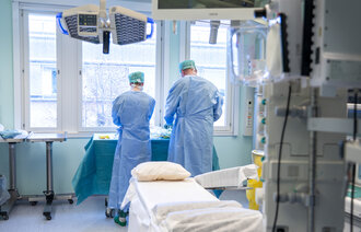 bildet viser to helsearbeidere i sykehusmiljø