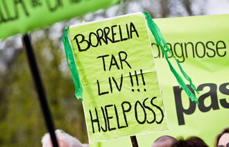 Bildet viser et protestskilt hvor det står "Borrelia tar liv, hjelp oss".