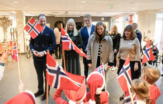 Kronprins Haakon, kronprinsesse Mette-Marit, prinsesse Ingrid Alexandra og prins Sverre Magnus besøkte Langerudhjemmet i Oslo.