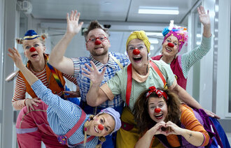 Bildet viser klovner på sykehus-