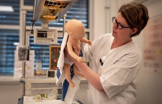 Bildet viser jordmor Linda Ljungblad i gang med nyfødtresuscitering på en dokke