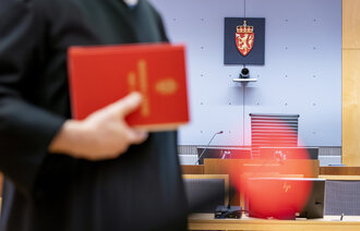 Bildet viser innsiden av en rettssal.