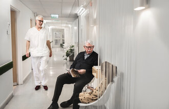 Bildet viser folk som venter på legen på sykehus.