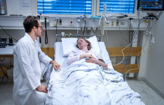 Bildet viser en lege og en pasient.