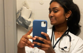 saya gajendran i uniform på jobb som pleieassistent