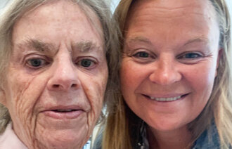 Bildet viser Marianne Danielsen og hennes mor