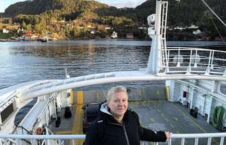 Ofte må hjemmesykepleien i Finnøy ty til ferje for å nå brukere på hytter. Her er sykepleier og tillitsvalgt Ingeborg Bø Rolfsen på vei til øya Ombo.