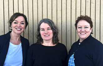 Sykepleier Tone Andersen-Hollekim (t. v.), intensivsykepleier Kari Dahl og traumekoordinator Ulrika Eriksson har undersøkt hvordan KITS2-kurset påvirker intensivsykepleieres praksis. 