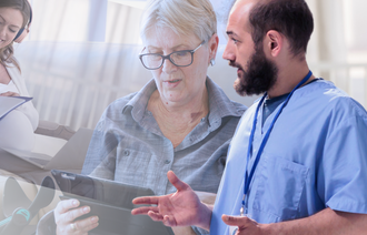 Bildet viser en montasje av sykepleiere og pasienter som leser helseinformasjon på nettet