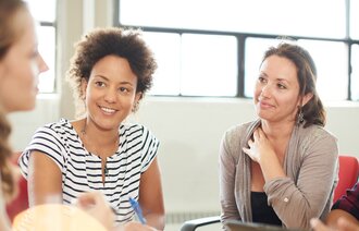 Bildet viser et møte mellom tre personer