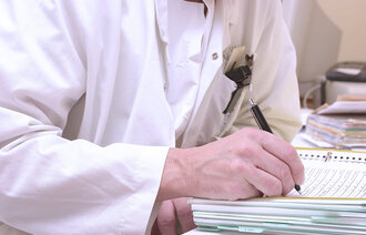 Bilde viser lege som skriver journal