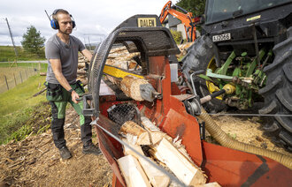 Bildet viser en person som jobber med ved.