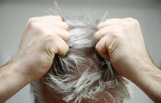 Bilde av mann som river seg i håret