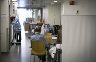 Bilde viser pasienter ute i en sykehuskorridor