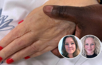 Bildet viser en mørk hånd som holder rundt en hvit hånd