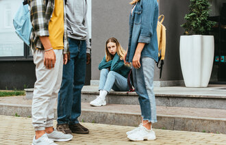 bildet viser ungdommer der en er utenfor