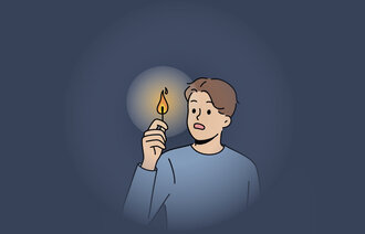 Illustrasjonen viser en mann med en brennende fyrstikk.