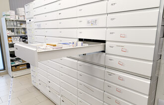 Bildet viser et apotek med medisin i skuffer.