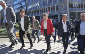 Bildet viser forhandlingslederne fra KS, LO, Unio, YS og Akademikerne før oppstartsmøtet for årets lønnsforhandlinger.