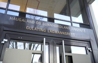 Bildet viser et skilt hvor det står Haugaland og Sunnhordaland tingrett.