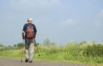 Bildet viser en eldre mann på fottur.