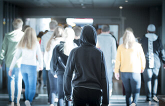 Bildet viser skoleelever som går i samlet tropp