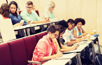 Studenter i en forelesningssal