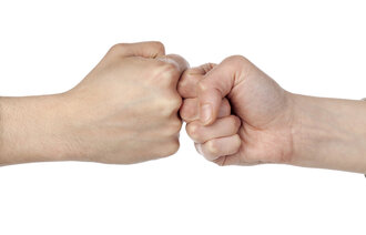 Bildet viser to knyttnever mot hverandre