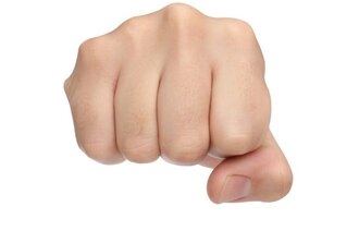 Bildet viser en knyttet neve.