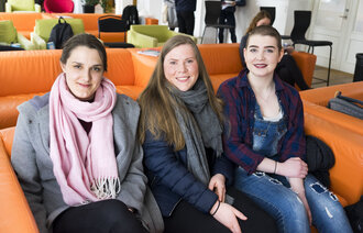 Bildet viser tre sykepleierstudenter fra 1. klasse ved Lovisenberg diakonale høgskole