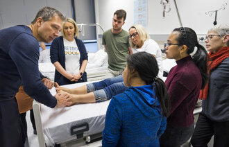 Bildet viser Bodo Günther og studenter