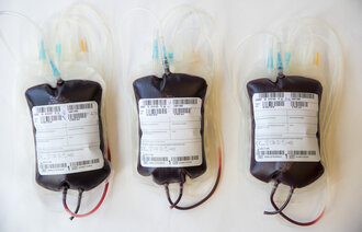 Bildet viser tre blodposer.