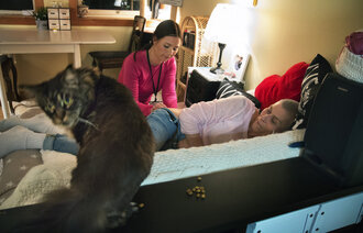  – Hadde ikke klart meg uten dere, sier pasienten til nattsykepleier Annemarthe Aarland. Hun har intense ansiktssmerter og trenger injeksjon hver fjerde time.