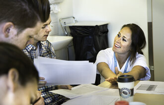 Sykepleier Linda Garnås veileder studenter