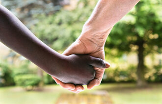 Mor og barn hånd i hånd