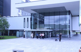 Bilde av hovedinngangen til Ahus