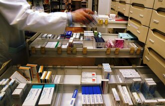 Bilde fra apotek med mange skuffer med medisiner og antibiotika.