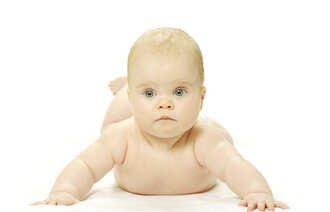 Søt baby som kikker inn i kamera