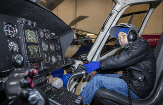 Bama sitter i et helikopter