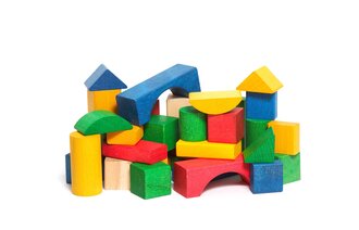 Bilde av leke-byggeklosser som er stablet oppå hverandre